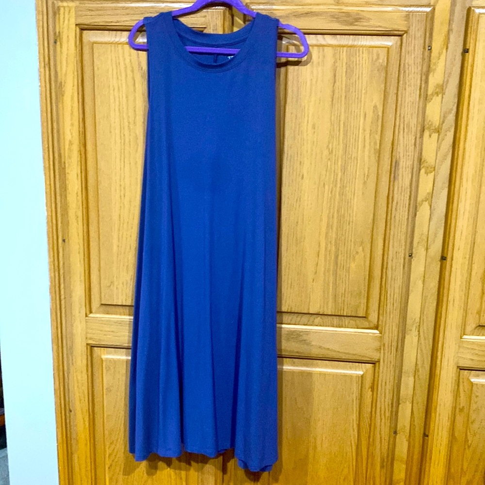 MIDI sleeveless dress.